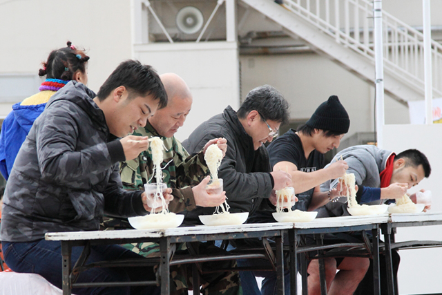 鶴見岳大寒がまん大会 そーめん早喰い競争