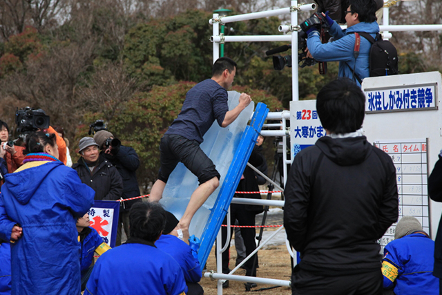 鶴見岳大寒がまん大会 氷柱しがみ付き競争