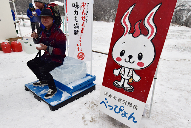 鶴見岳大寒がまん大会 氷の椅子