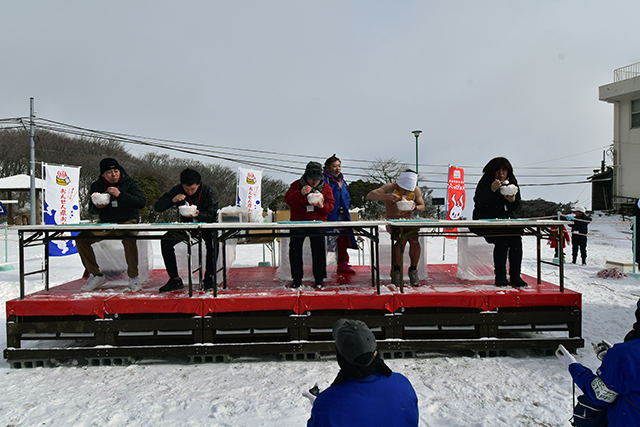 鶴見岳大寒がまん大会 かき氷早喰い競争