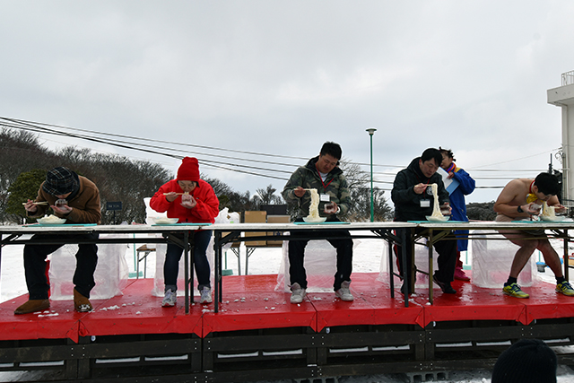 鶴見岳大寒がまん大会 そーめん早喰い競争