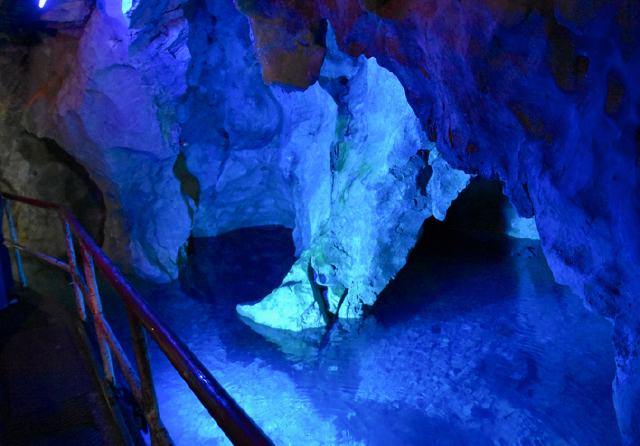 稲積水中鍾乳洞 「底なしの渕」