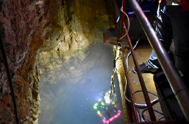 稲積水中鍾乳洞  水中ロボット