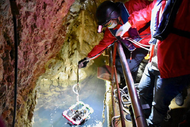 稲積水中鍾乳洞