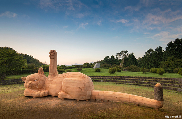 巨大 寝ころび招き猫