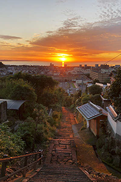 鬼滅の刃の聖地が別府に！-八幡竈門神社- 朝日