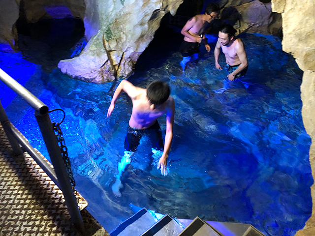 世界初!? 水中鍾乳洞の水風呂にダイブするサウナ体験♨