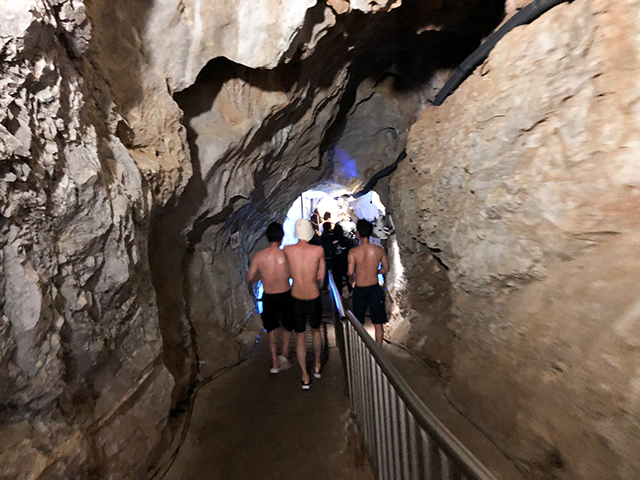 世界初!? 水中鍾乳洞の水風呂にダイブするサウナ体験♨