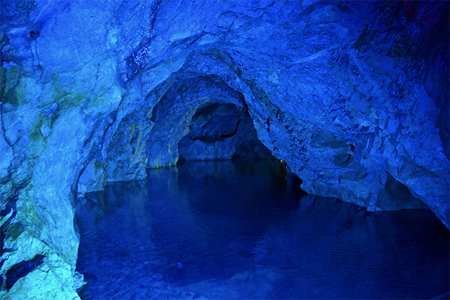 世界初!? 水中鍾乳洞の水風呂にダイブするサウナ体験♨