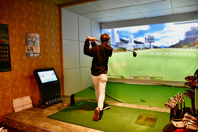 ゴルフデビューは“GOLDES”で！　人生を豊かにする奥深きゴルフの世界 GOLF BAR GOLDES