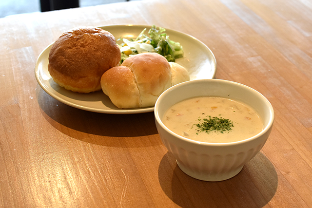 もとまちカフェ & ベーカリー モーニング クラムチャウダー