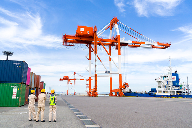 幅広い業務で大分の経済発展に貢献する 鶴崎海陸運輸株式会社