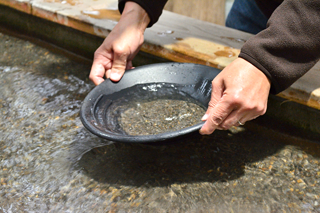 鯛生金山 砂金採り