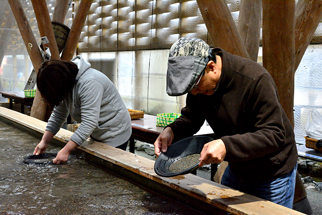 鯛生金山 砂金採り