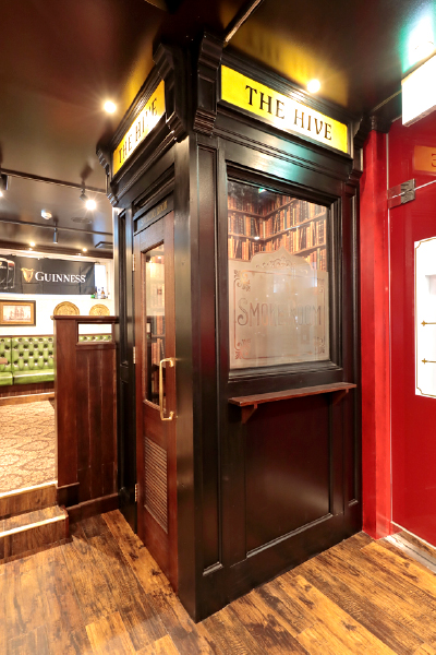 IRISH PUB THE HIVE スモーキングルーム