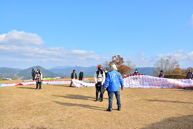 鳥のように大空へ！パラグライダーで憧れの空旅 磨崖仏