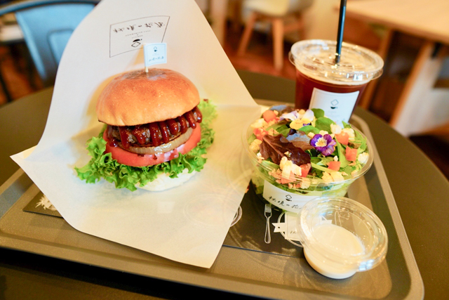 唯一無二のフラワーショップ&カフェ 秘境の花屋 ハンバーガー エディブルフラワー