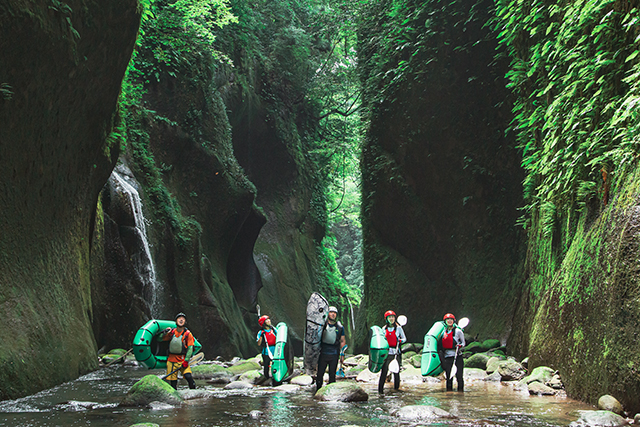 大自然の中で冒険しよう 由布川峡谷パックラフト